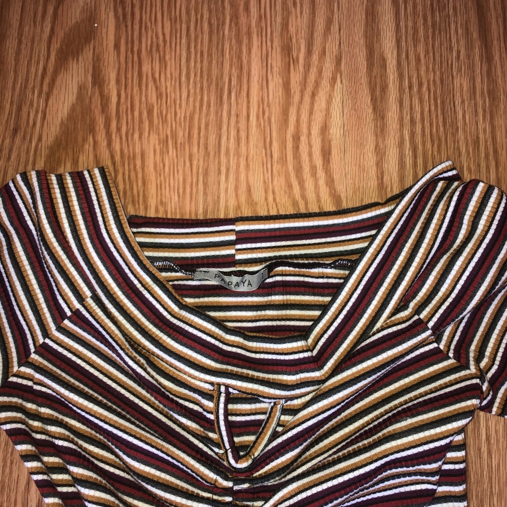 Keyhole Crop Top - Picture 2 of 4